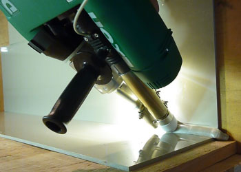 Effortless welding of a PP plate using the ExOn C3 hand extruder. The use of the lamp is also clearly visible here